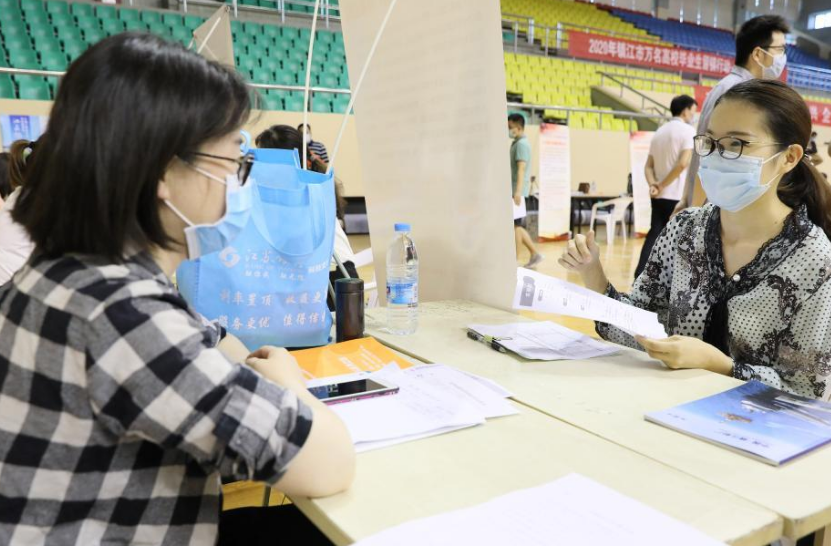 江苏大学美女老师走红网络，不仅人美还懂浪漫，网友：复读考江大