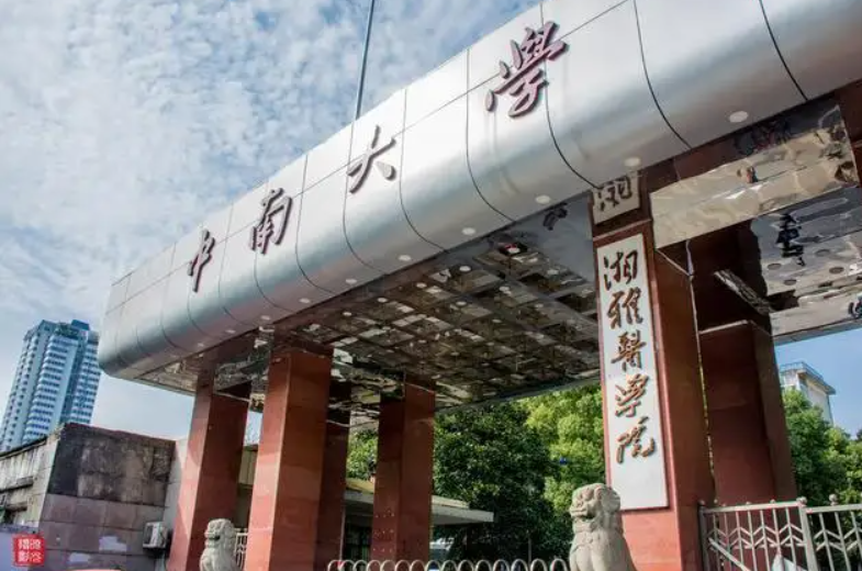 医学类院校排行榜，协和医院排名创新低，榜首是“黑马”逆袭