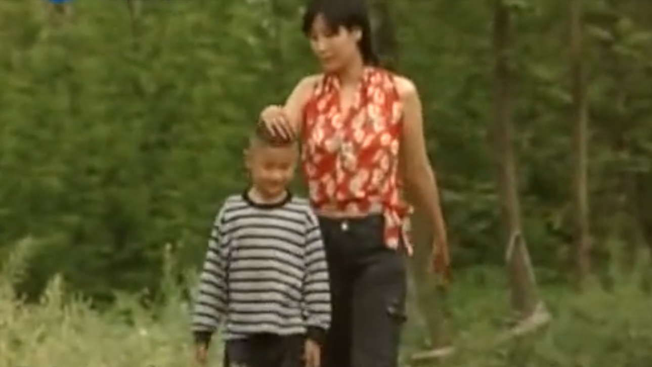 美国黑人留学生娶四川单亲妈妈，还打六份工，养妻子前男友的父母