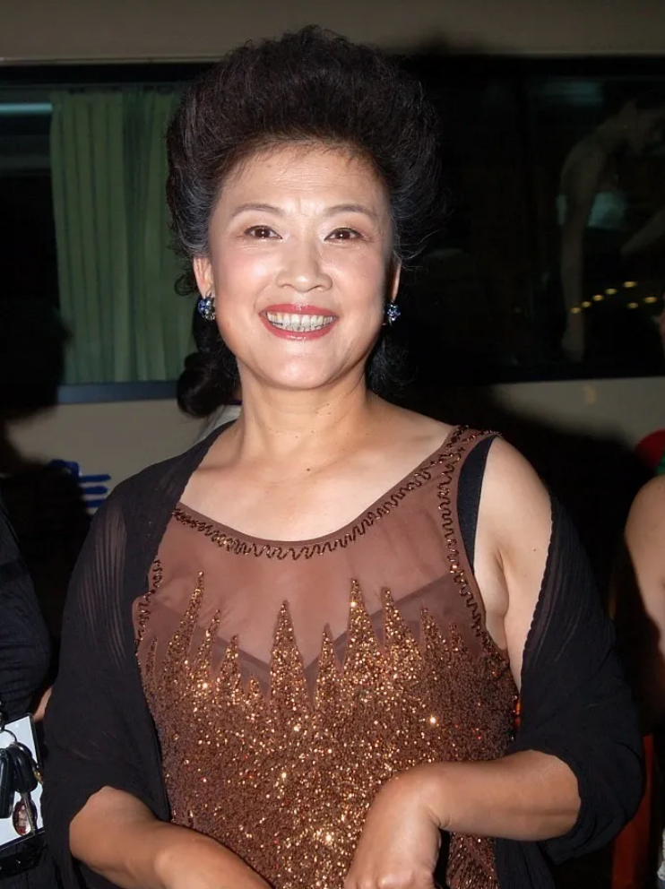 演员宋春丽：因拍戏终身不育，61岁却如愿当上母亲，自称无怨无悔