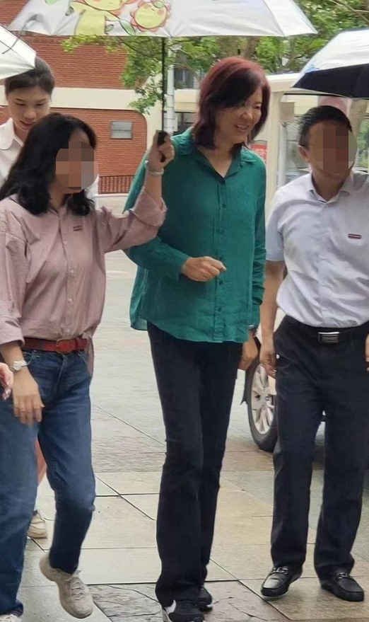 61岁郎平学校引围观！穿平底鞋比男生高一截，一双筷子腿十分抢镜