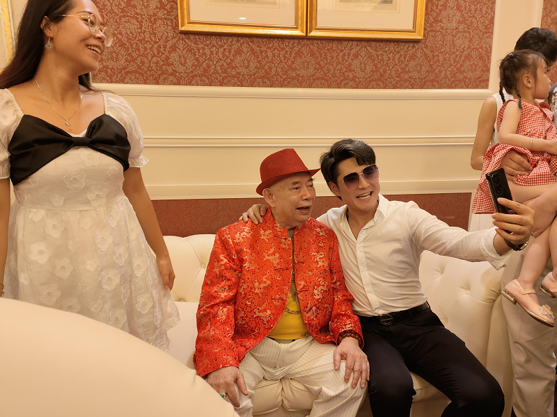 影星张世玉出席黄一飞生日宴