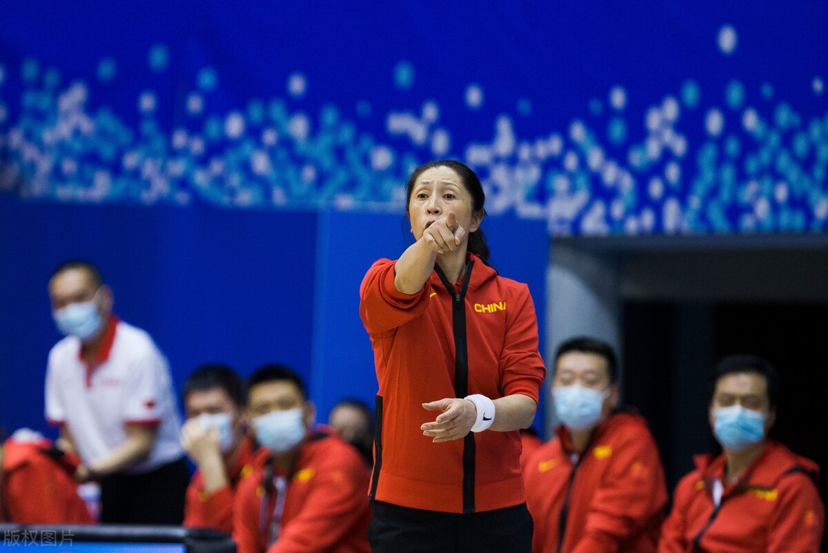 美国女子篮球世界杯分组(2022世界杯，女篮12人名单呼之欲出，豪华双塔出战，郑薇争第一)