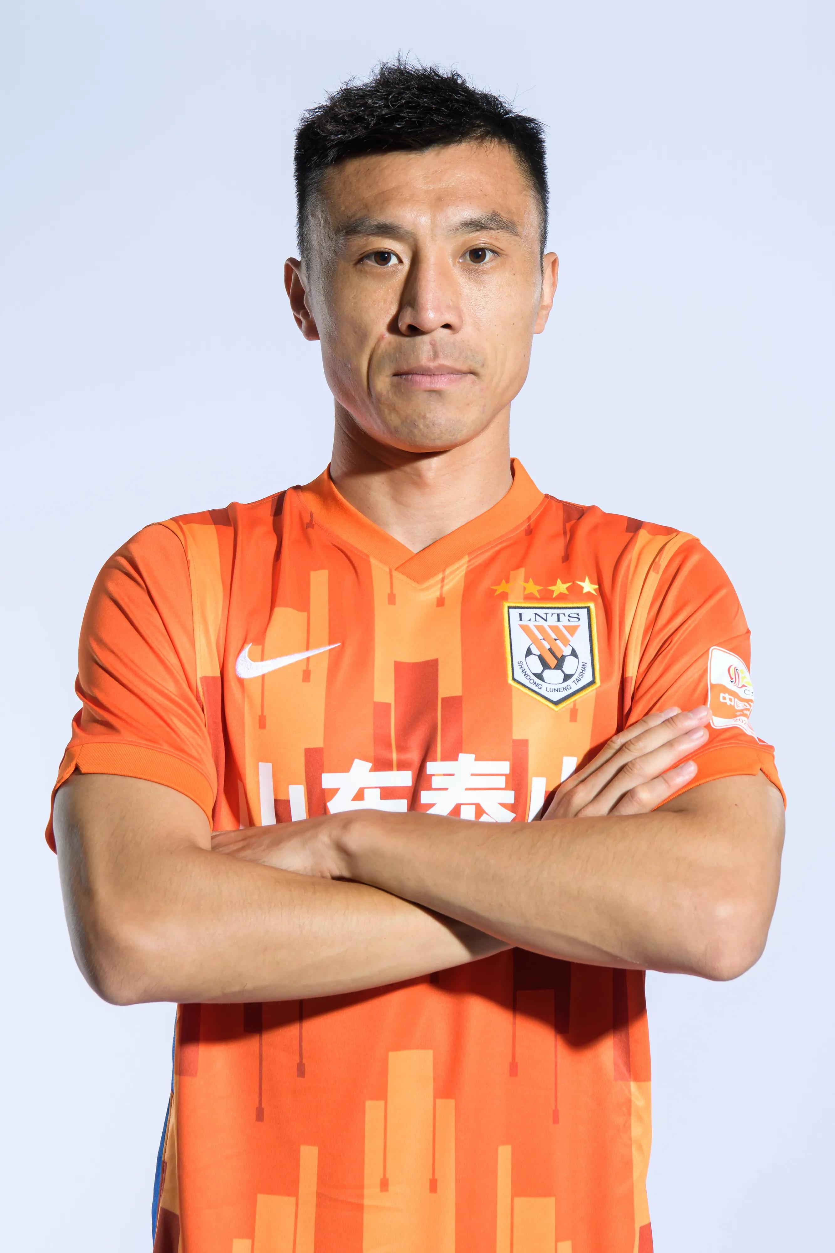 郑铮中场:费莱尼,孙准浩,廖力生,金敬道费莱尼廖力生金敬道孙准浩前锋