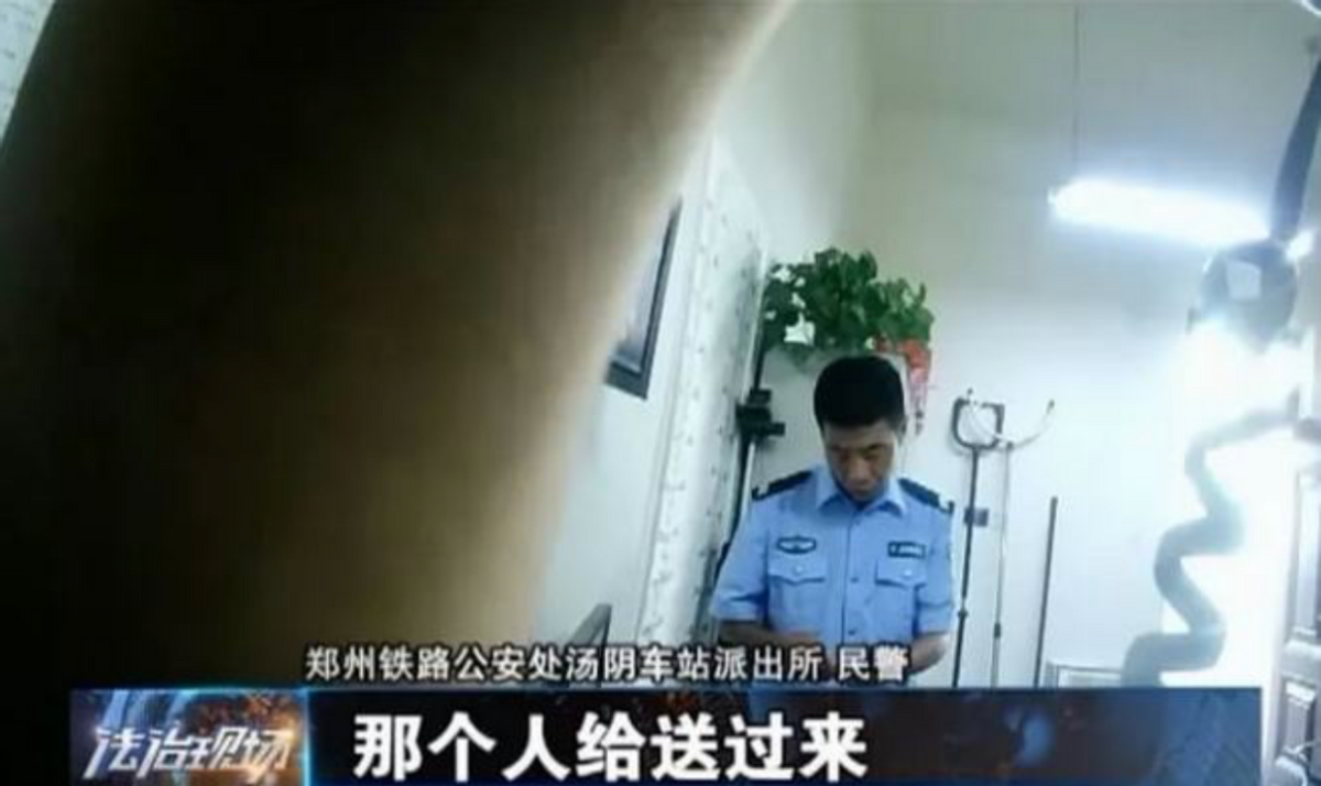 19年女孩火车上丢失录取通知书，民工大叔辗转送回，却得一句质问