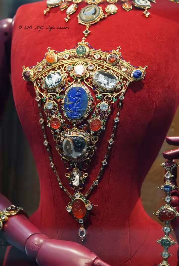 英国最富有的贵族，收藏珍稀奇宝，这七件首饰个性十足且来源显赫