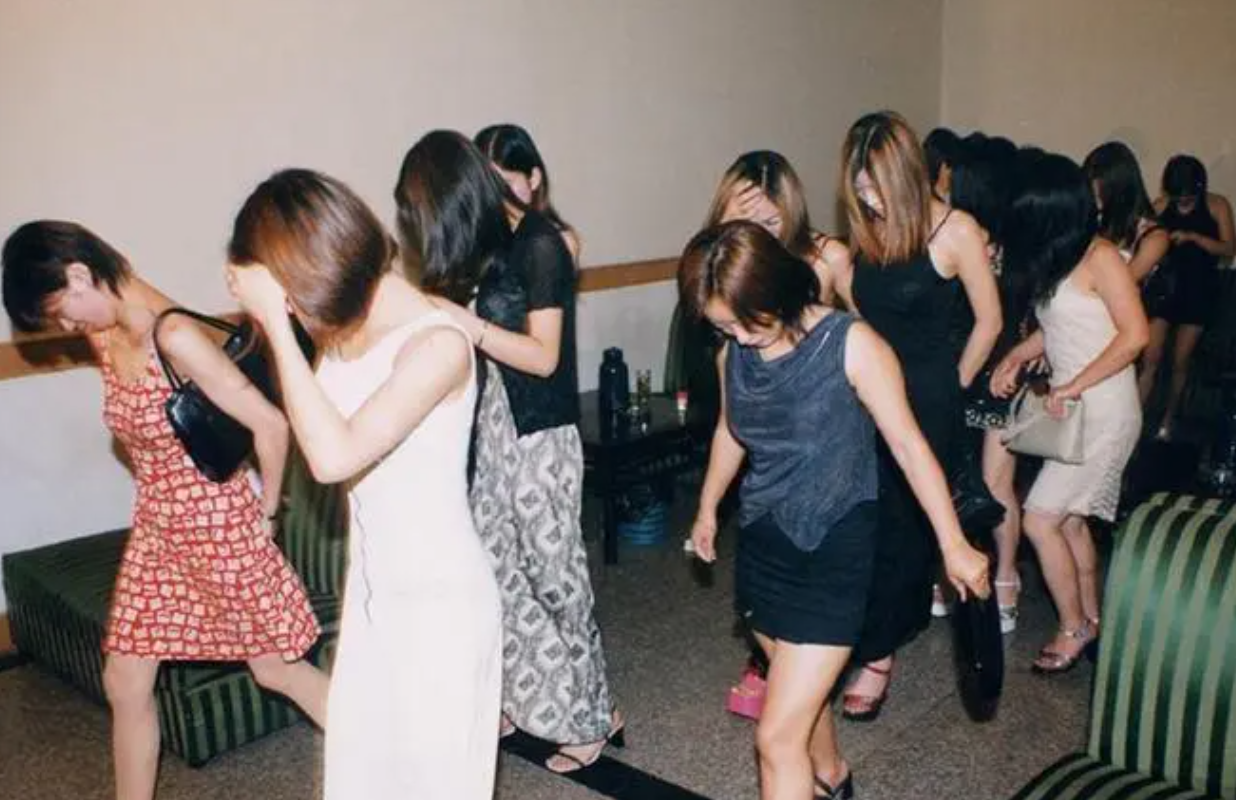 2009年，重庆200多名警察抓捕涉黑女老大，解救被困女性数百人