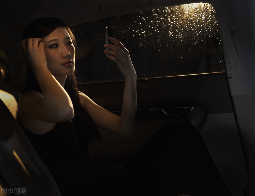 男子在车内侵犯妻子闺蜜遭反抗主动放弃，闺蜜告诉男子妻子后案发