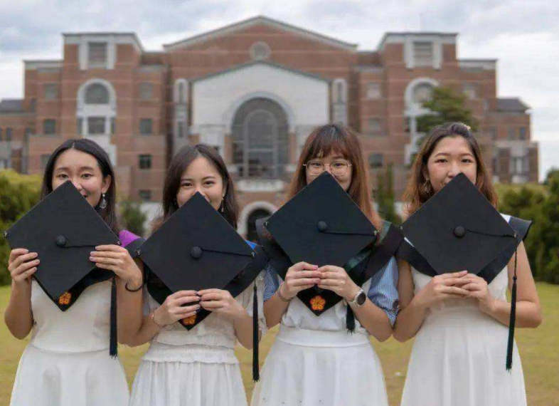 浙江大学美女校花走红，长相媲美“赫本”，在校生：心动的感觉