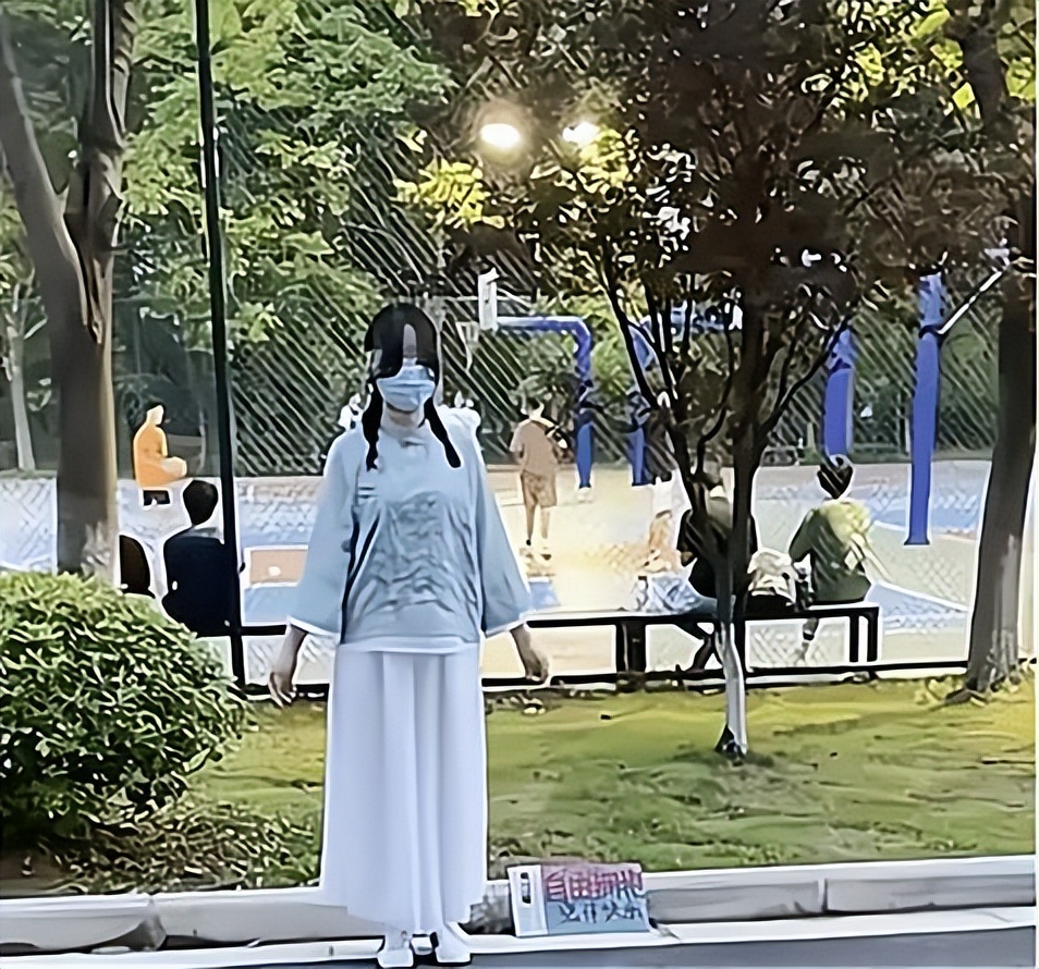 大学“免费抱”火了，女生身着民国服，容颜精致却让人“不敢”抱