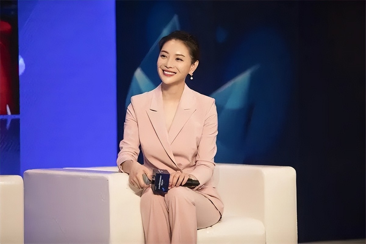 还记得主持人栗坤吗？如今她的近况如何？