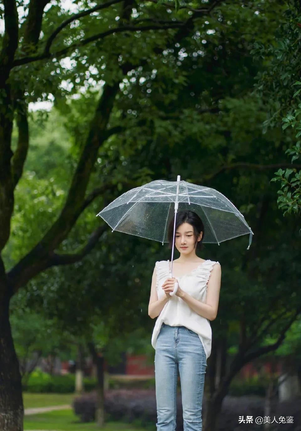 陈小纭发短发写真，化身雨中精灵