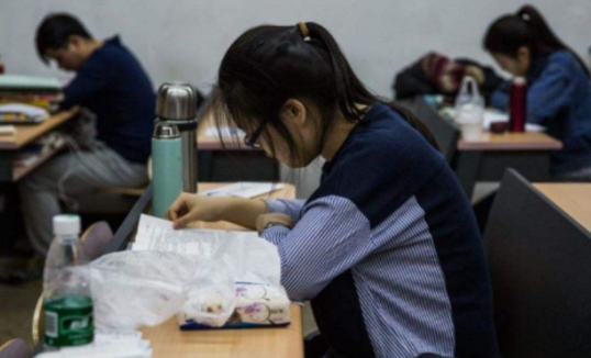 大学生重拾“现金支付”，是流行新趋势吗？被00后心酸回答破防了