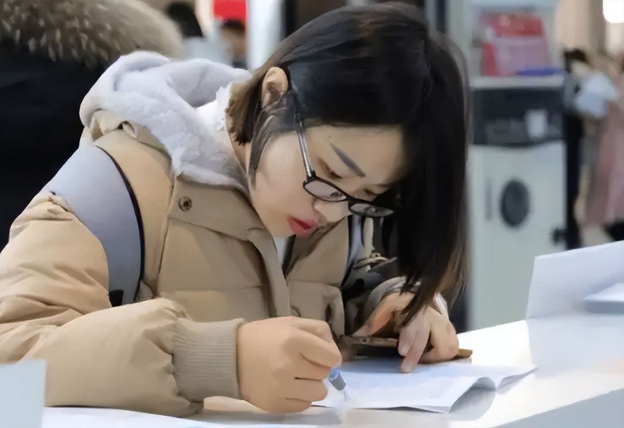 大学生沉迷“考证内卷”，有些证书却早被撤销，提前了解不吃亏