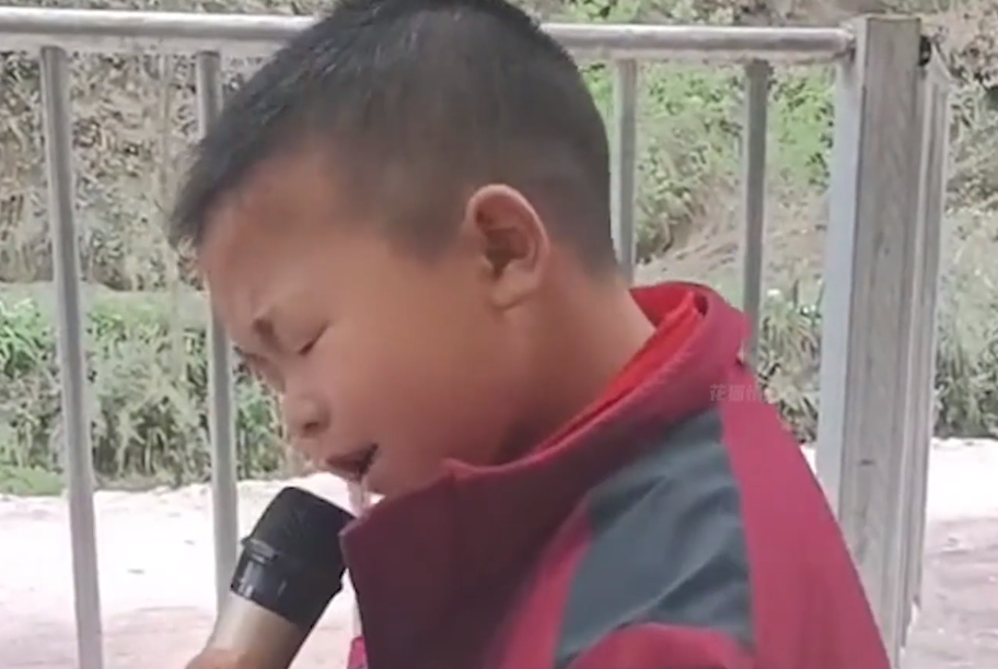 “未来歌神”：6岁农村萌娃“戏精附体”，靠模仿对口型唱歌走红