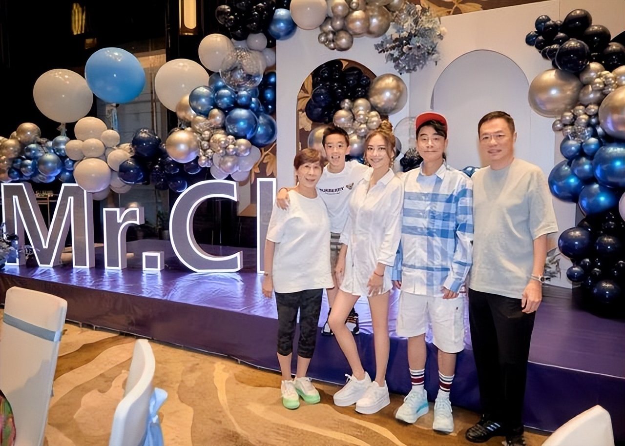 陈小春迎55岁生日，应采儿带Jasper现身派对，张智霖夫妇惊喜露面