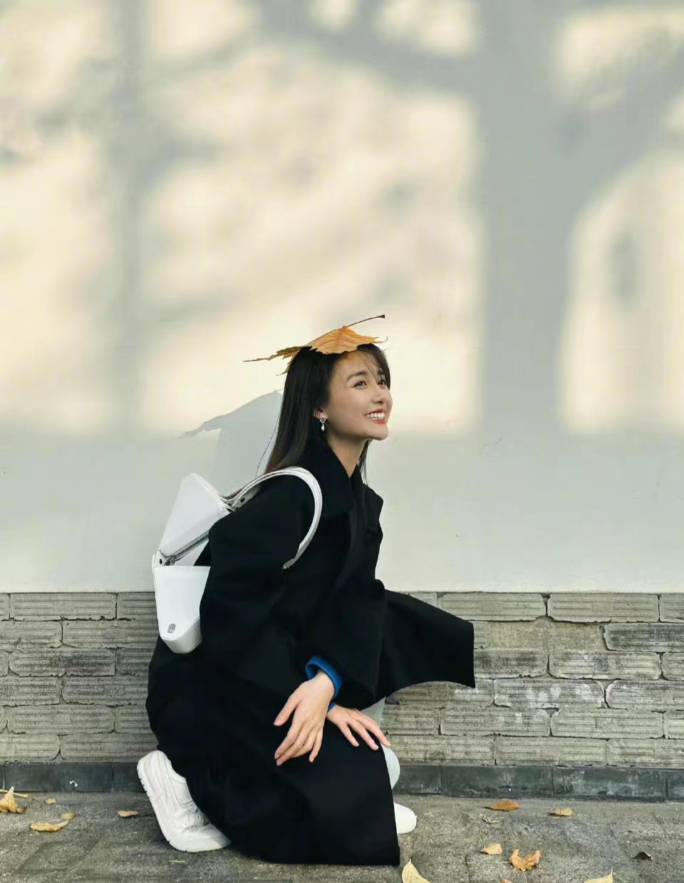 蒋依依冬日街拍，穿黑色大衣搭配牛仔裤，保暖精致又时尚