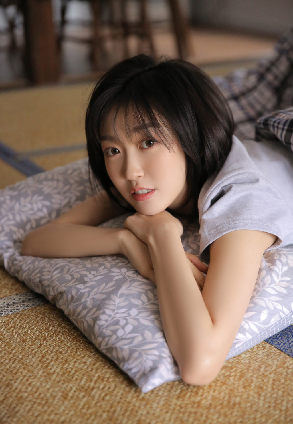 古朴艺术系短裤女孩美腿的居家私房照,清新活泼又可爱