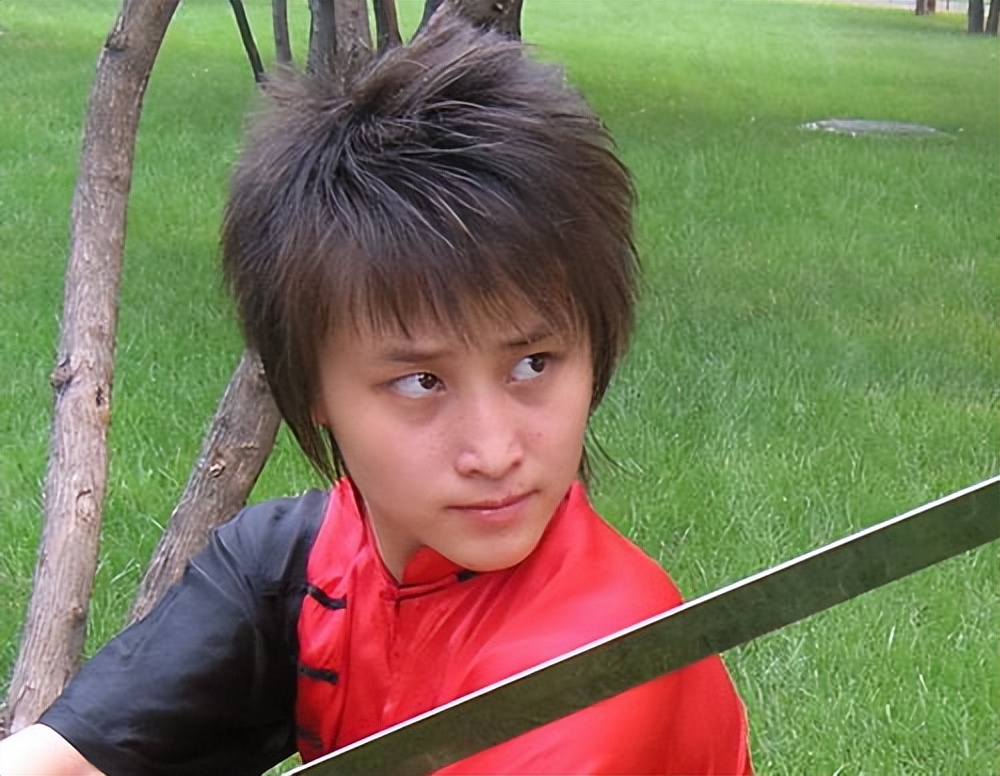 蒋璐霞：天生女兵王，曾是释小龙师姐，为拍戏剪掉长发，绝经十月