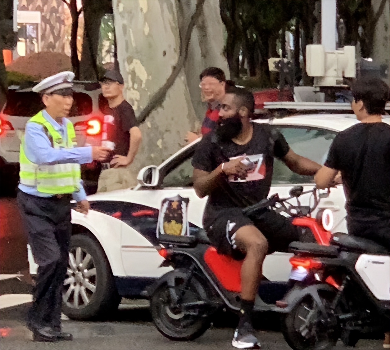 nba球星来过中国哪些城市（来到中国就要入乡随俗，库里吃火锅 奥尼尔打麻将 韦德蹬三轮）