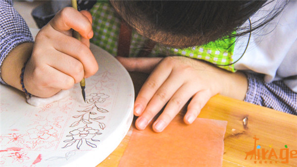 「蜜啦奇美育」少儿美术加盟机构，究竟如何选择？