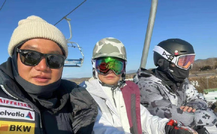 王宝强带儿女幸福学滑雪后，又叫上刘昊然，男神没刮胡子头发塌塌