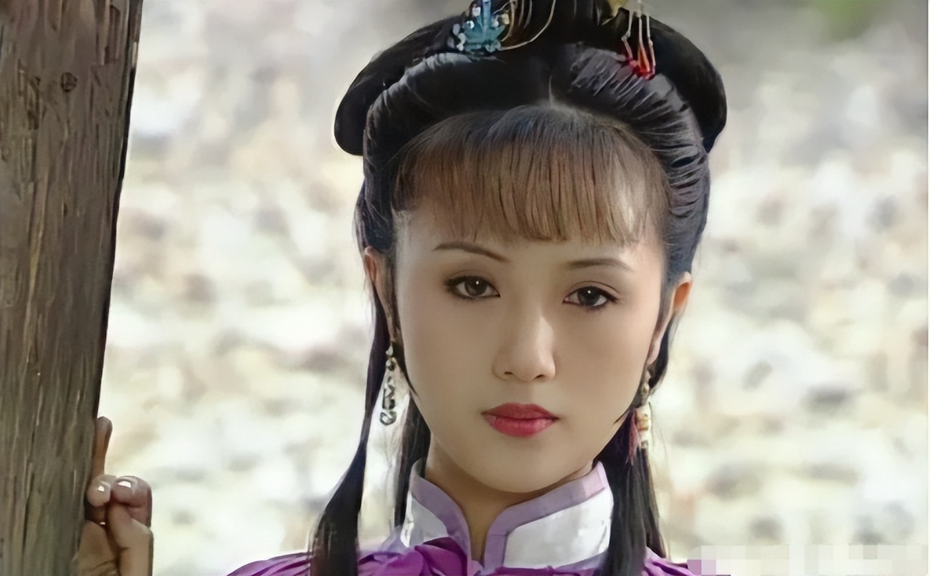 以前的古装剧,大部分都是化着很淡的淡妆的,朱媛媛虽然不施粉黛,但也