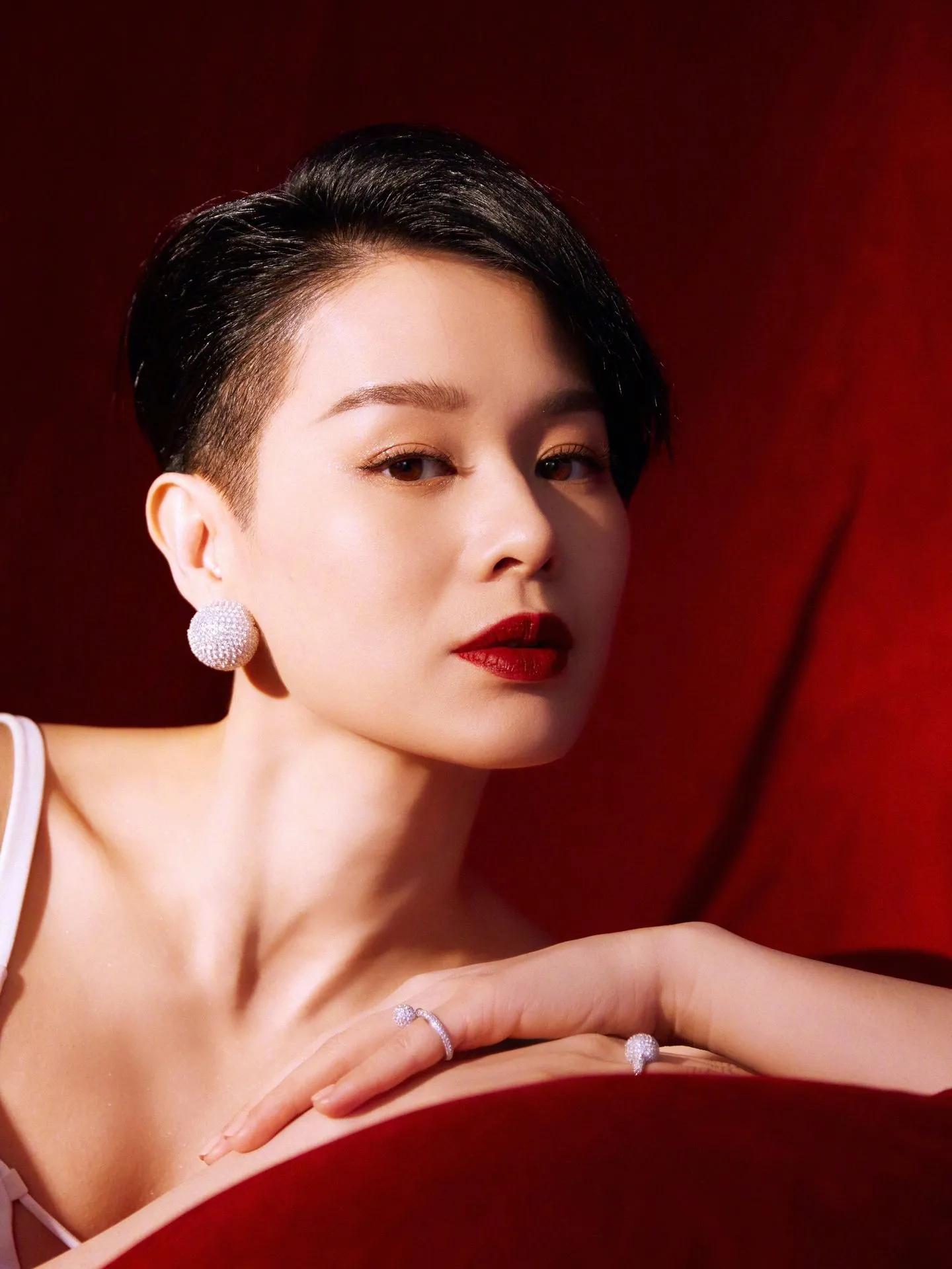 胡杏儿走红毯带娃两不误，这样的妈妈太幸福了