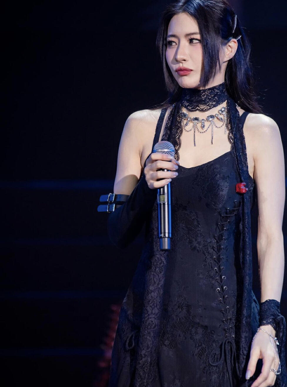 菊梓乔演唱会发生重大事故,忍痛唱完医院就医,网友质疑她做微调