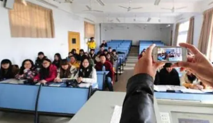 大学老师上课“花式点名”，为保出勤率绞尽脑汁，学生想逃课没门