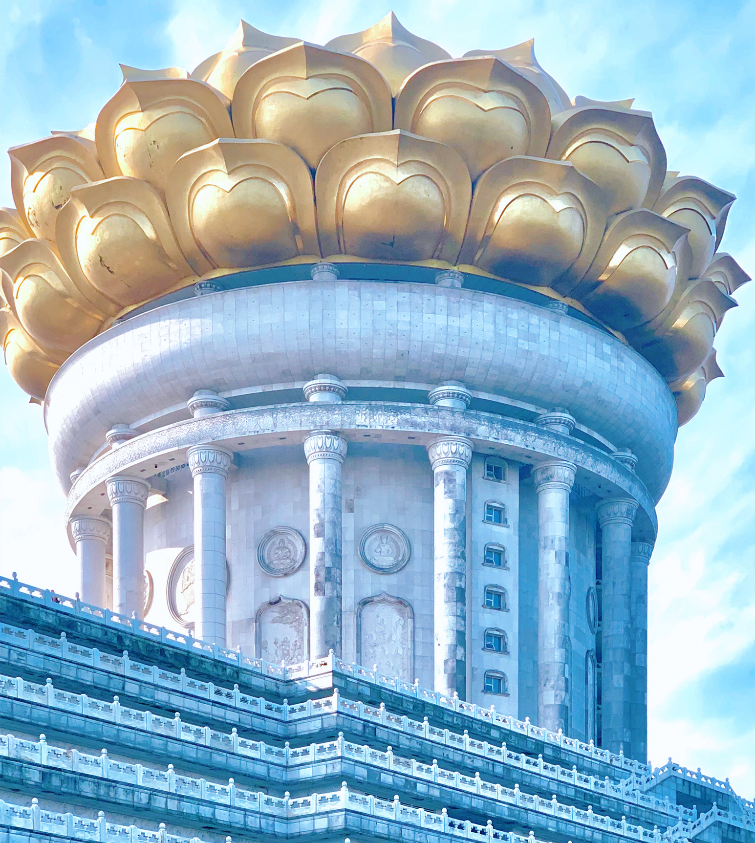 有9项世界第一的寺庙，花超10亿建造，内部金碧辉煌还有电梯