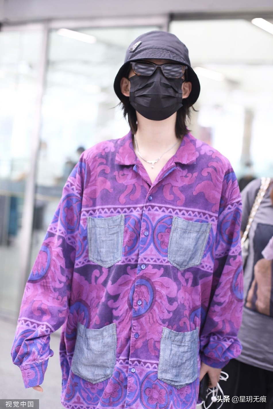 陆柯燃现身北京机场 穿花衬衫搭短裤诠释度假风穿搭