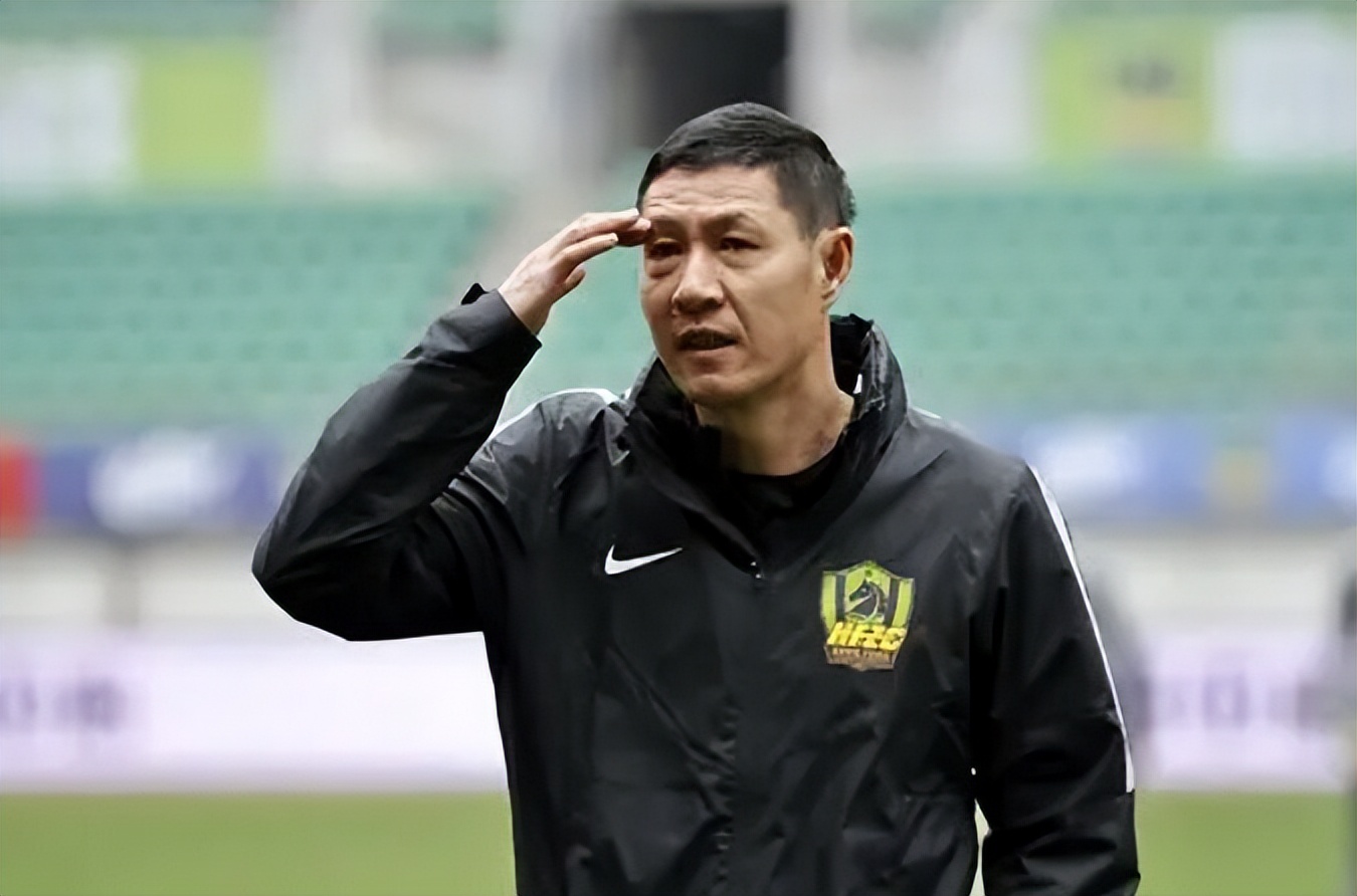 门将高建斌,后卫魏群,中场姚夏,前锋是他)