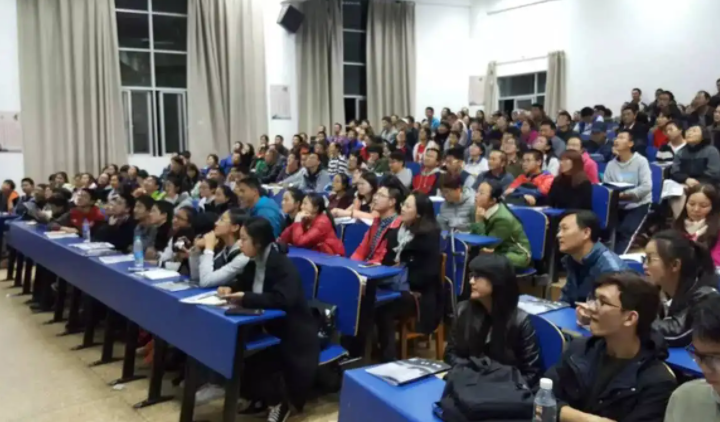 一组清华教室实拍图，上课抢座都陷入“内卷”？被嘲高学历低素质