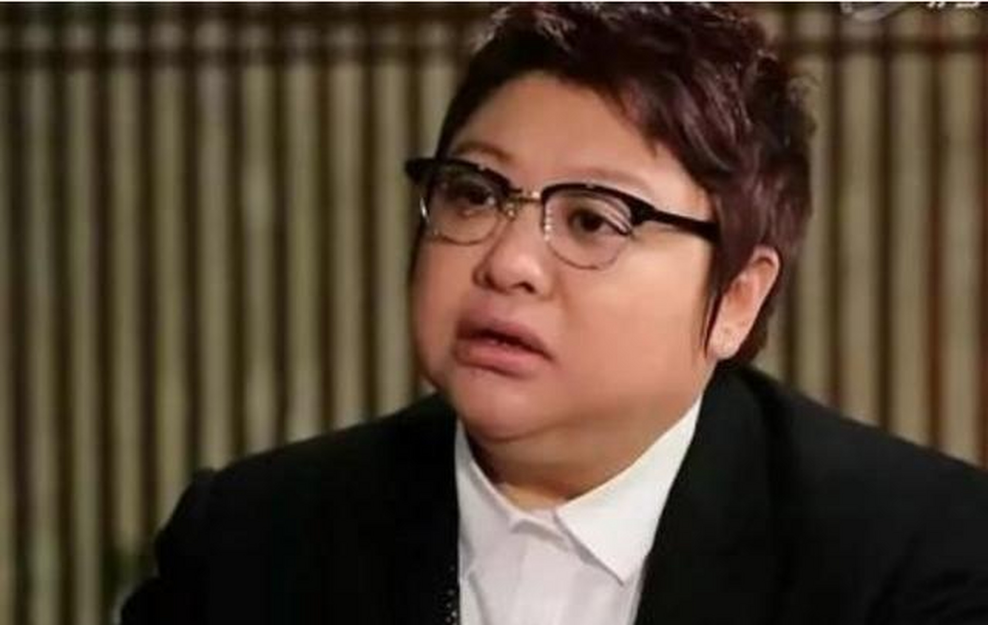 韩红怎么了?暴瘦,缺多颗牙,眼睛肿胀,戴廉价手表,让人不敢认