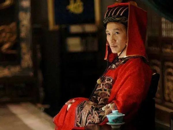 打戏无力、假吃、用十个替身，比起老戏骨，这些流量演员太拉跨了