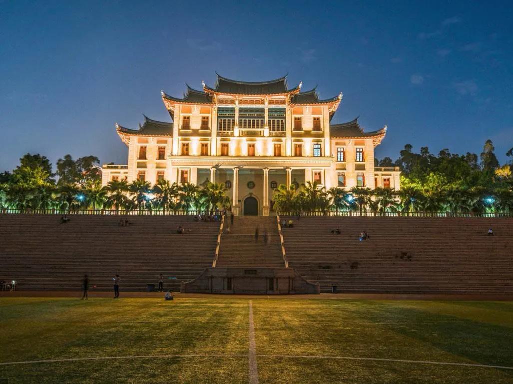 建南楼群厦门大学背山面海的思明校区2006年列为全国重点文物保护单位