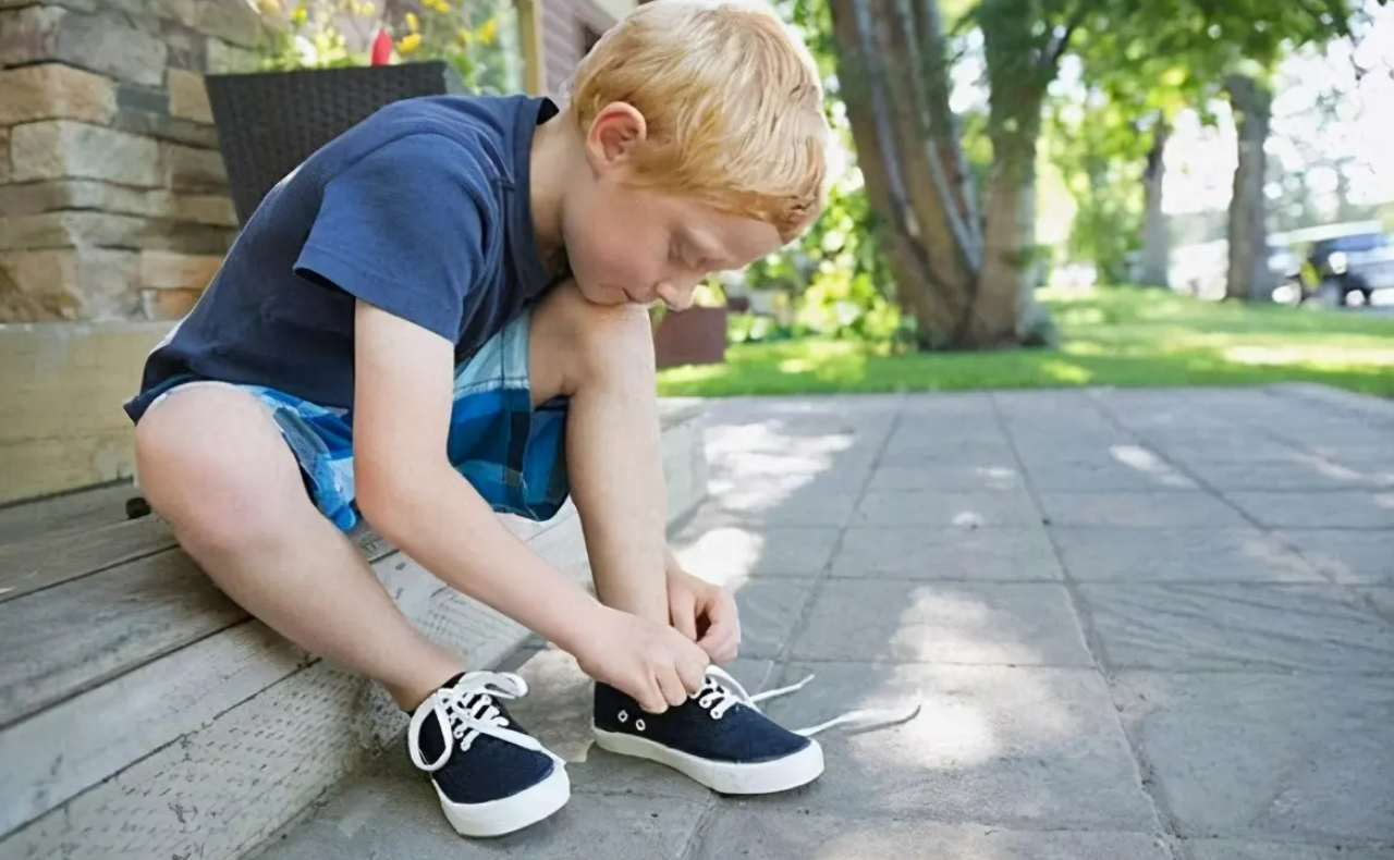 给孩子穿的鞋子到底该怎么选择？软底还是硬底？穿错会导致平足