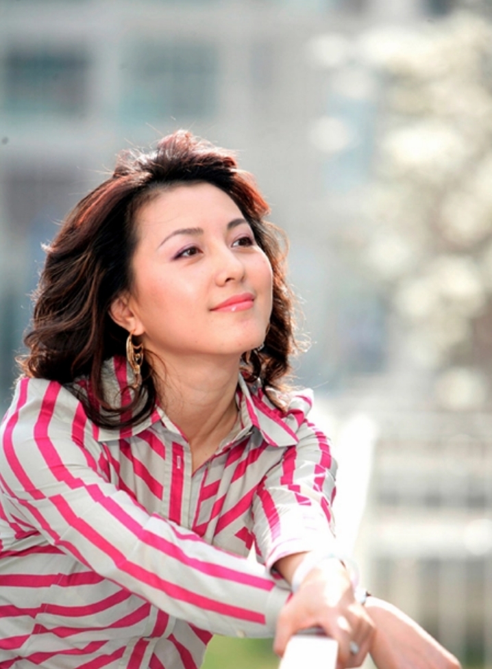 梦桐：曾因没钱买服装遭嘲讽，在央视工作25年，如今46岁活成这样