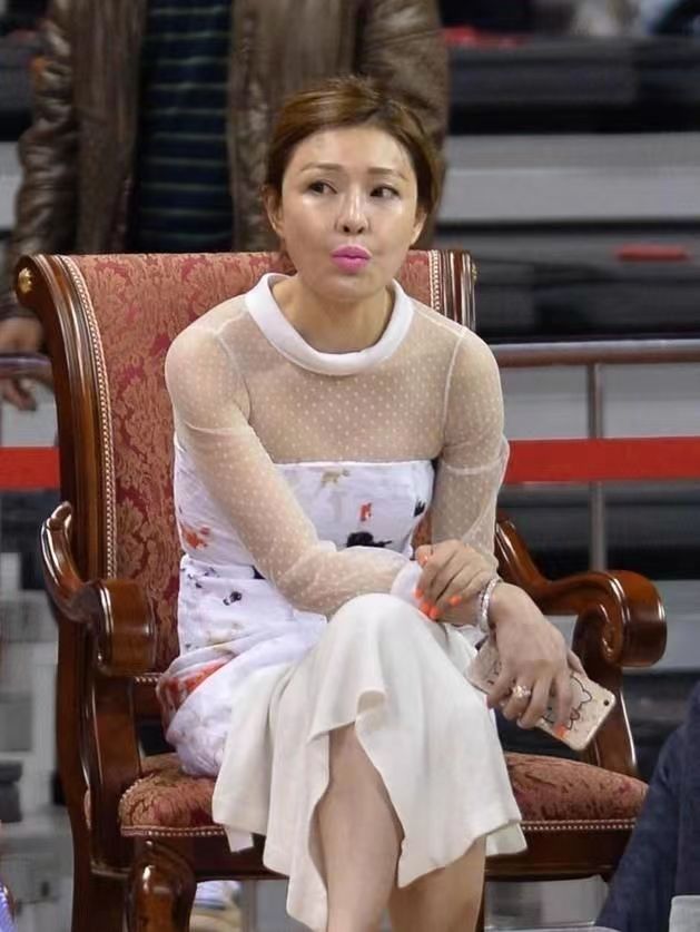 cba私人老板哪个最有钱(广东队老板娘吴迪身家40亿,现身王薪凯婚礼,40