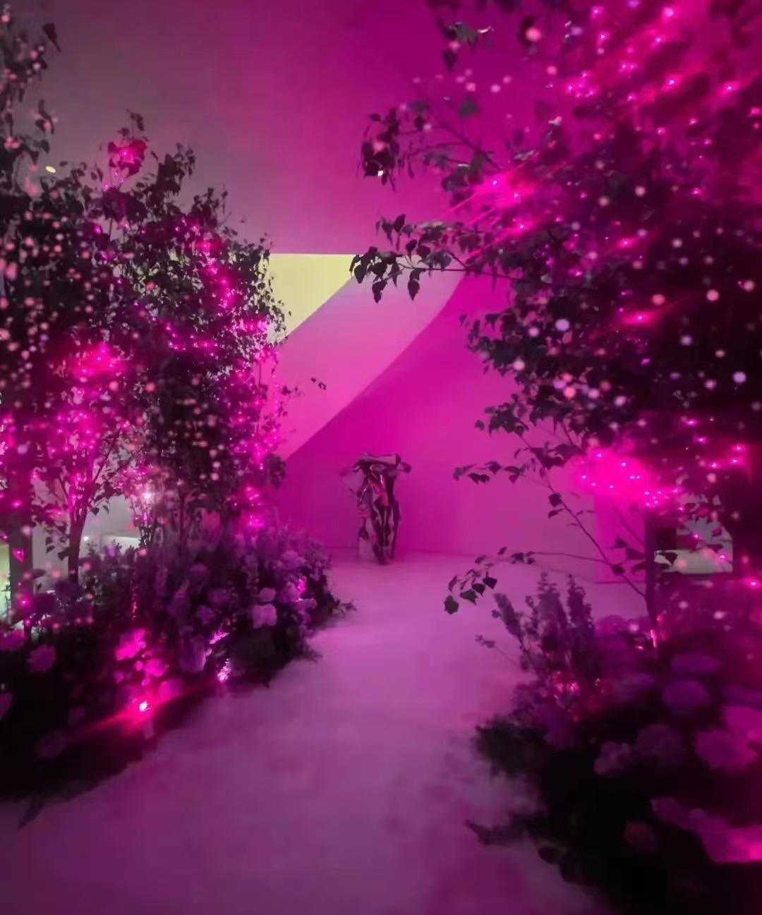 73岁婚纱女王“照骗”，穿露脐装秀蚂蚁腰筷子腿，与生图判若两人