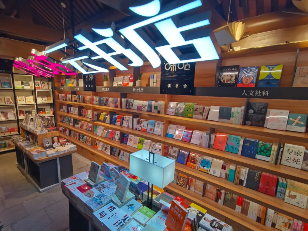 活下来的书店,不好好卖书了