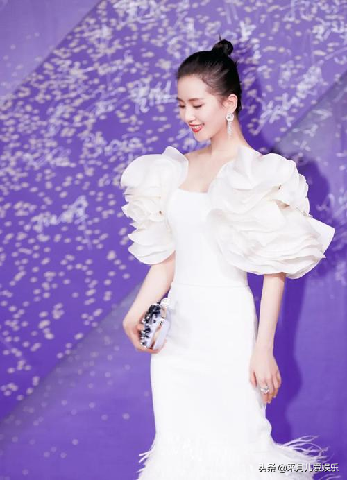 女星同样身穿小白裙，为何气质大不相同？她美得让人移不开眼睛