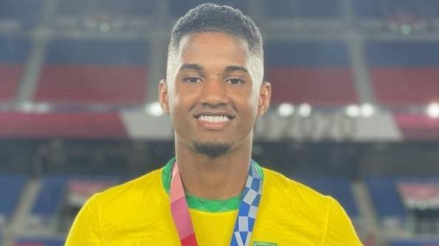 欧洲杯巴西球员(4球10助攻！21岁巴西天才飞翼横空出世，引得3大欧洲豪门争抢)