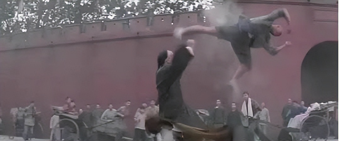 把李连杰的脸打肿，却被赵文卓打晕差点死掉，知道真相后沉默许久