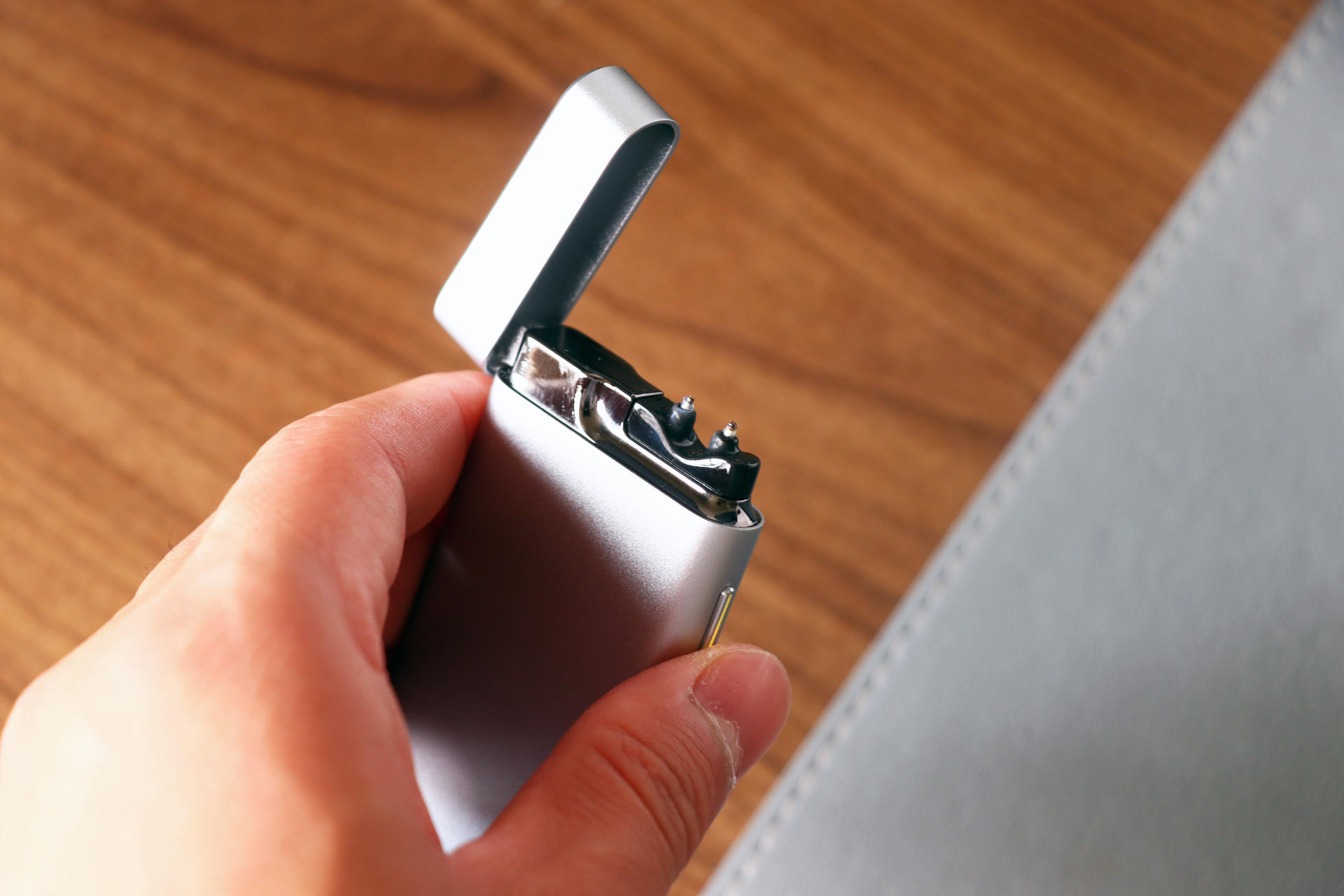 “新能源”打火机体验：高颜值无耗材，充电就能正常工作？