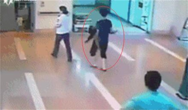 爸爸我起不来了，女童被打1小时身亡，恶父获刑12年，当庭不服