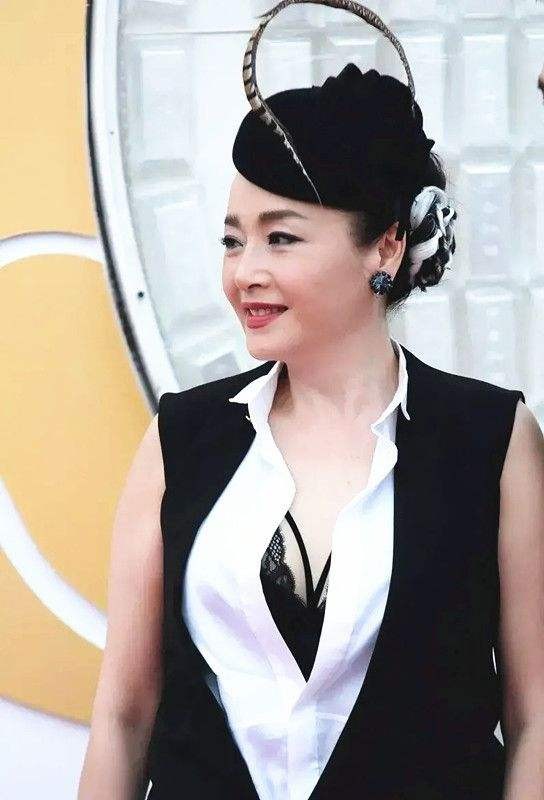 恬妞：有两段刻骨铭心的爱，今64岁仍然单身，35岁女儿成她烦恼