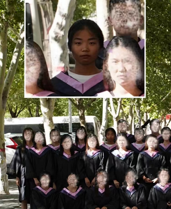 女生拍毕业照忘记化妆，合照中成“焦点”，网友：学校都国际化了