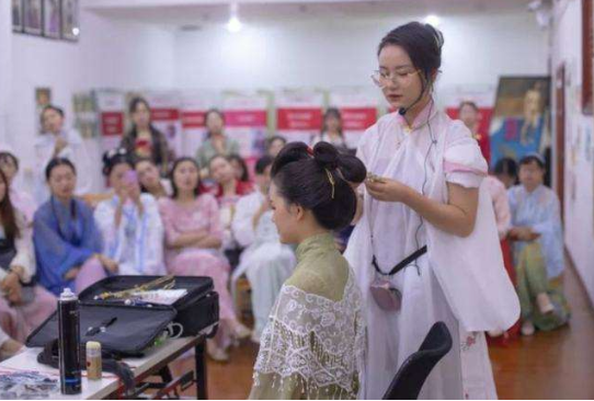 广东一学校设立汉服日，校内仙气飘飘，一男生穿龙袍打饭引人注目